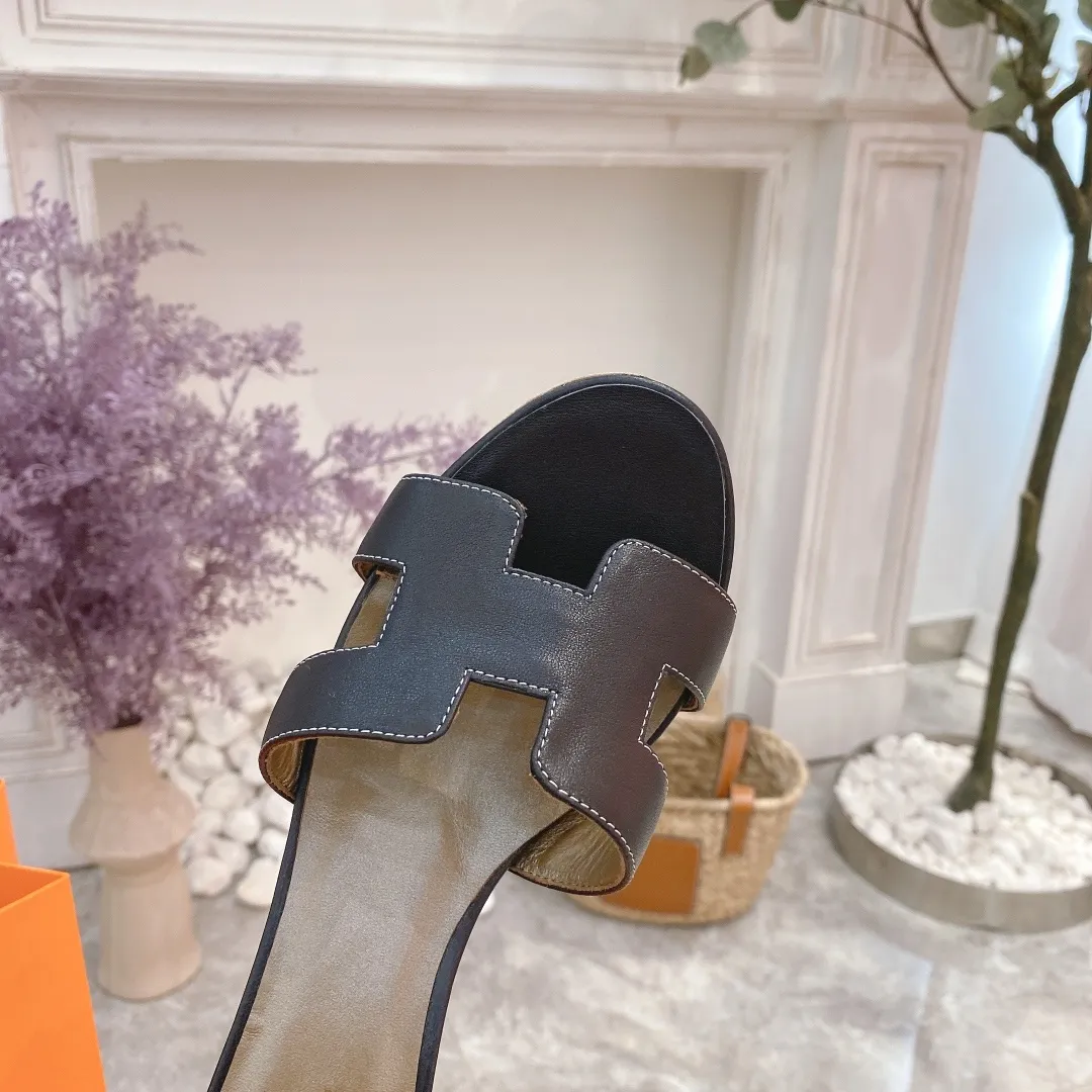 👟👟Ex-factory price 300👟👟 Genuine leather sole +40 🦄Hermès "Flat Cow Pattern" has added new color sandals, "Year-round Shipping" in classic colors... It is a must-have item in your wardrobe, and it is magically versatile in this summer! This model fully demonstrates the classic Hermès style "Flat Cow Pattern". Classic calfskin material ~ imported sheepskin. Lining 🐎Size: 34~42. Heel height ② type: low heel 1.5cm. Medium heel 4.5cm. Genuine leather sole +40 rubber sole.